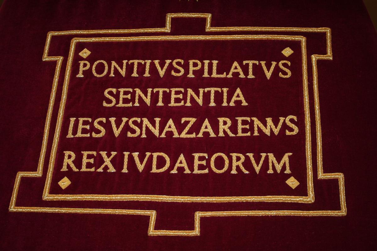 En la parte superior del manto está la sentencia del prefecto romano.