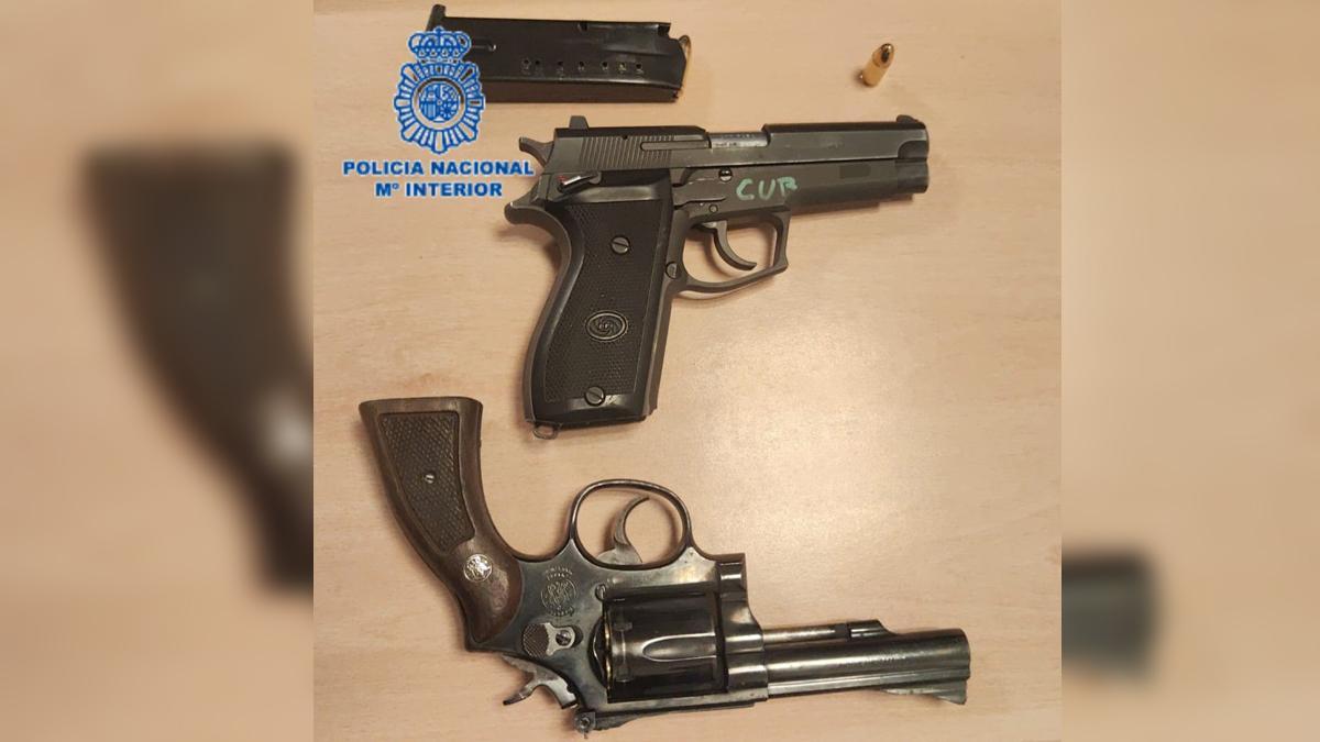 Las dos armas de fuego y la arma blanca decomisadas al detenido por la muerte del trabajador de un club de tiro en Canovelles