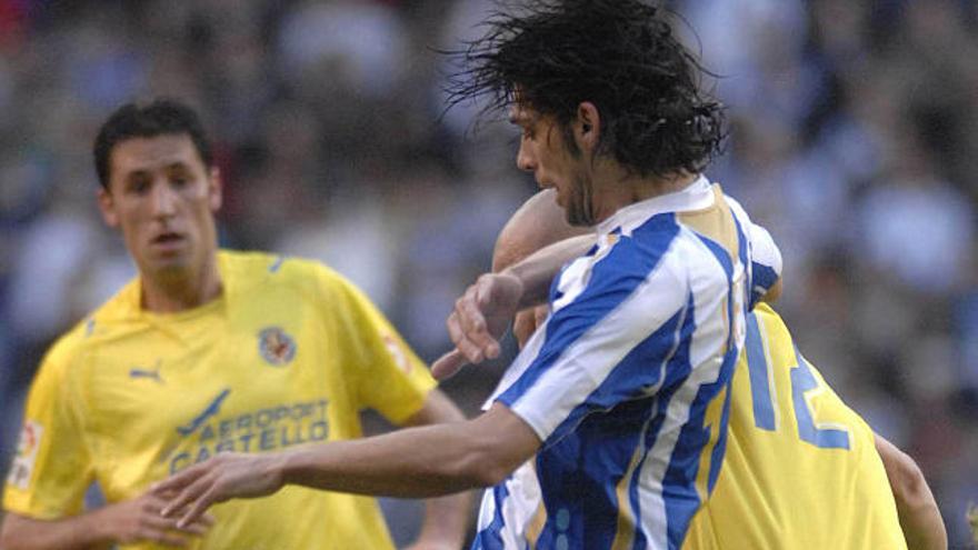 Ángel Lafita lucha por un balón durante la última visita del Villarreal a Riazor. / fran martínez