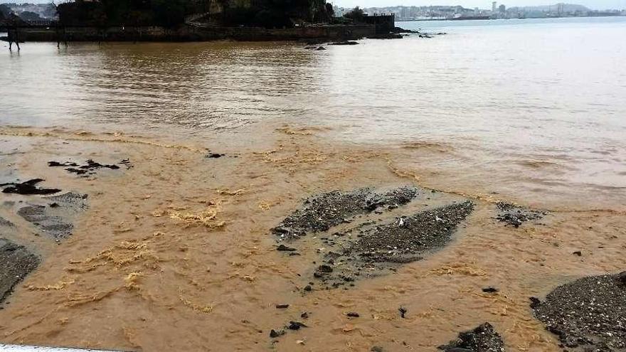 Riada de barro de las obras de Xaz en la playa de Santa Cruz, el pasado 3 de diciembre.