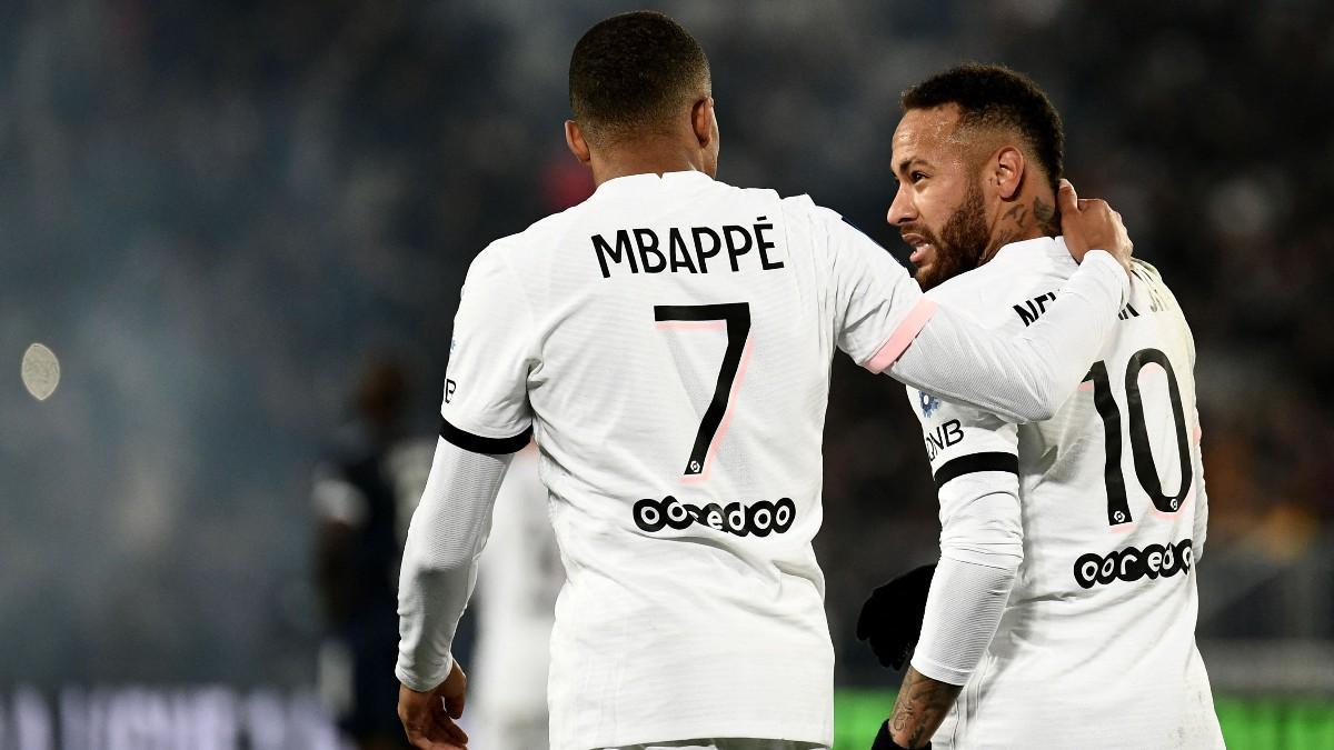 Mbappé y Neymar hablando tras uno de los goles