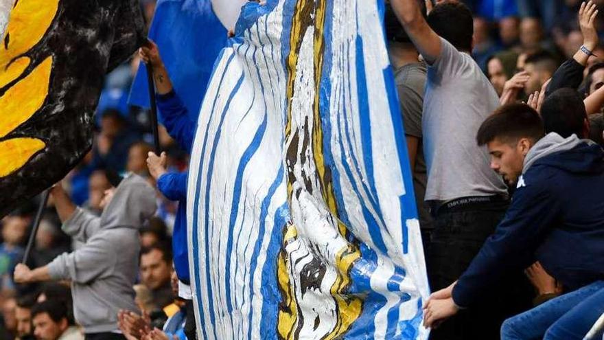 Aficionados deportivistas durante un partido en Riazor.