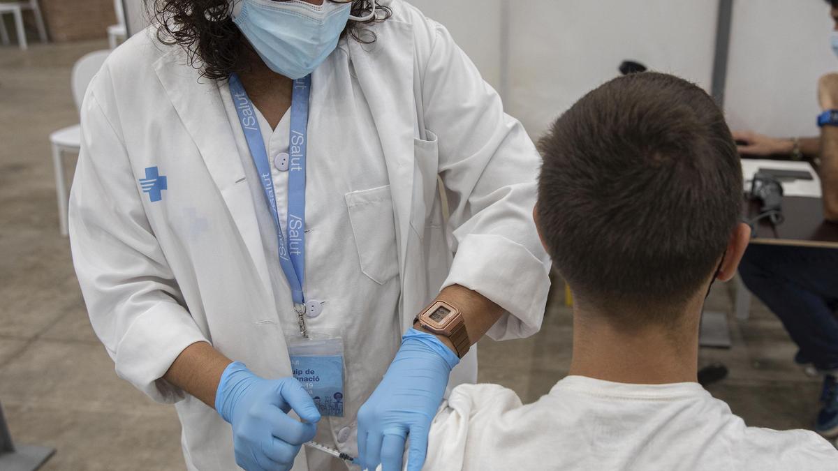 Punto de vacunación en el  palau firal de Girona