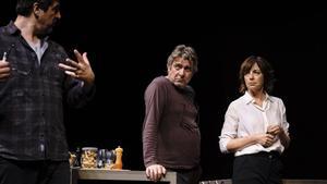 El director Cesc Gay (izquierda) durante un ensayo con Pere Arquillué y Àgata Roca.