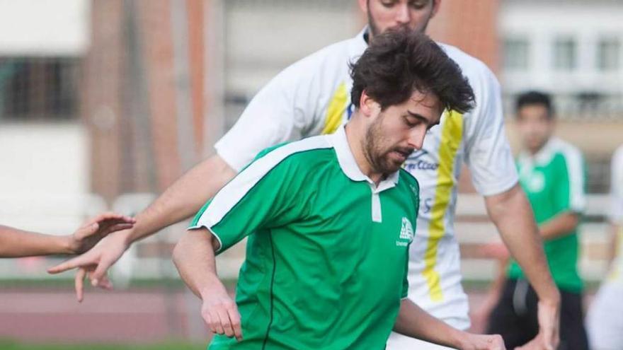 Manu Franganillo protege el balón ante un rival.