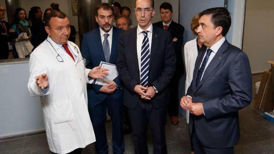 El consejero delegado de Povisa, José Bernardo Silveira (dch.), y el director asistencial Luis Geremías (izquierda), muestran al conselleiro Jesús Vázquez, (centro) el nuevo hospital de día. // R. Grobas