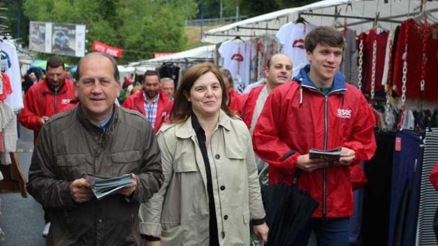 Xoaquín Fernández Leiceaga y Pilar Cancela, ayer, en la fiesta campestre de San Antonio de Cedeira.