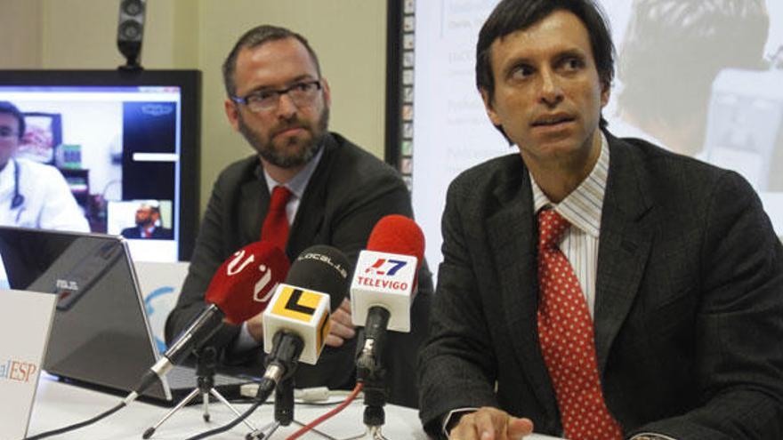 El director de la empresa Alberto Peña y el cardiólogo de Vigo Marcelo Sanmartín conversan con el profesor de Medicina de la Universidad de Sevilla Antonio Fernández por videoconferencia.  // D. Vázquez