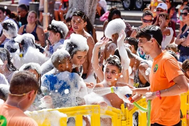 Fiesta de la espuma en la Plaza San Rafael en Vecindario