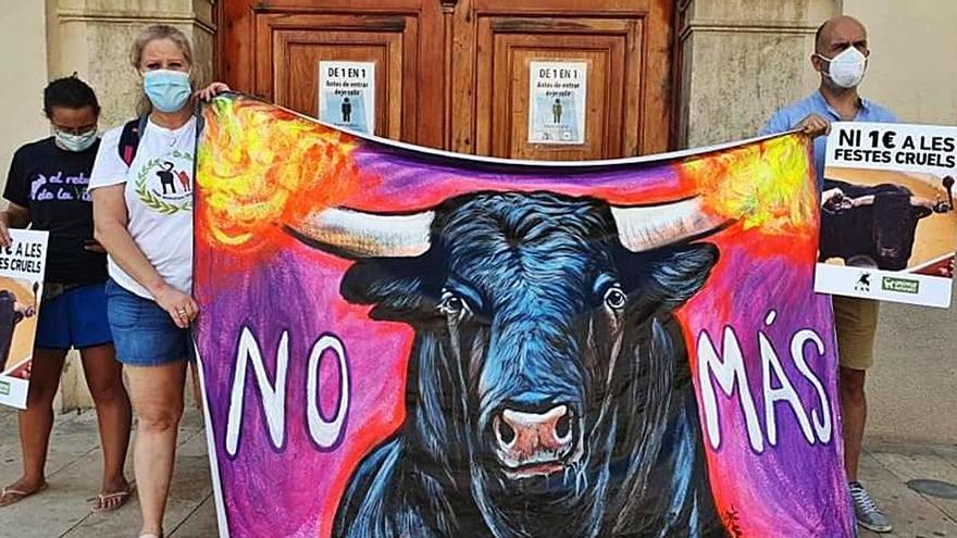 Animalistas y partidos políticos protestan contra los actos taurinos en Alfafar | PAA