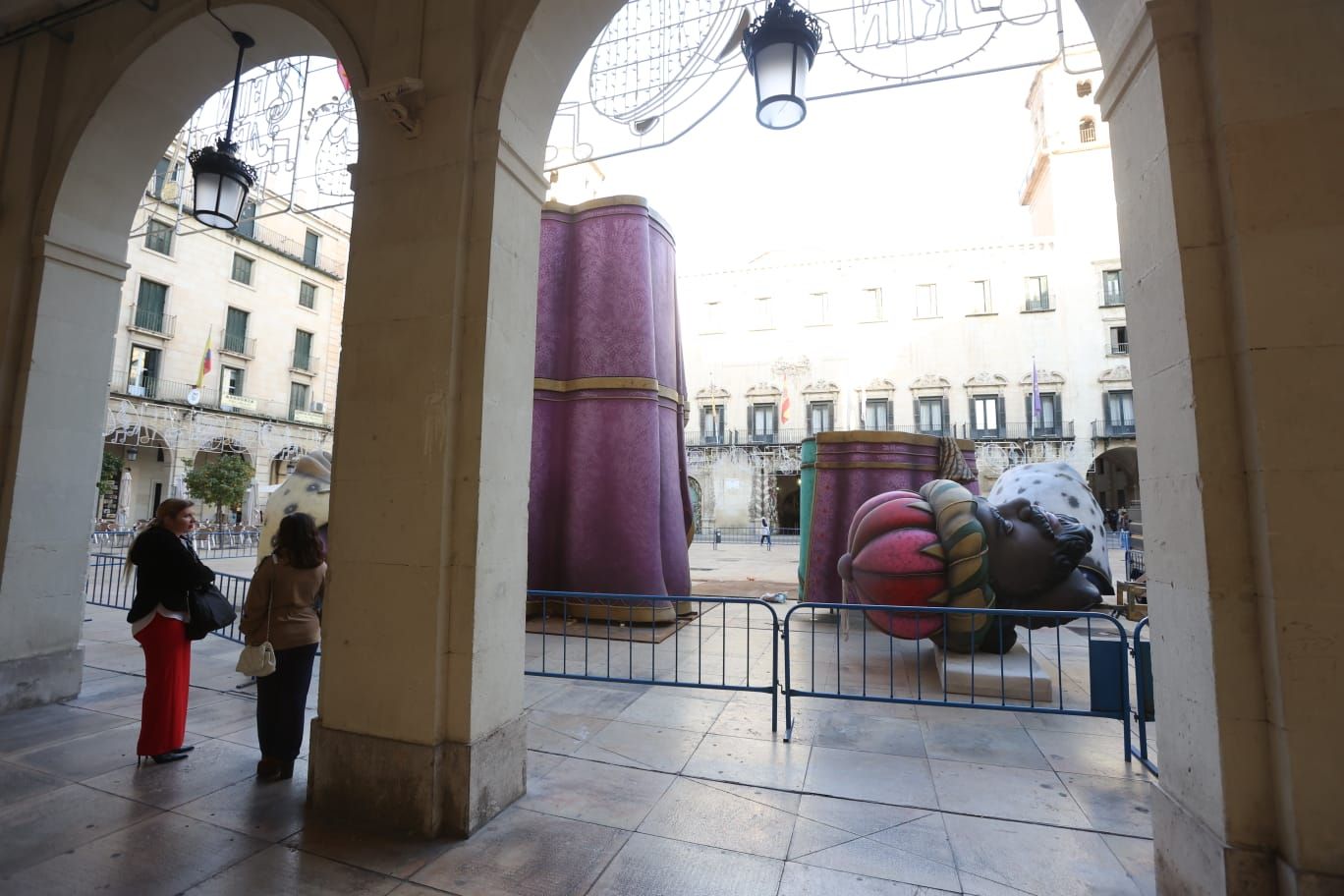 El Belén Gigante de Alicante ya se está montando en la Plaza del Ayuntamiento