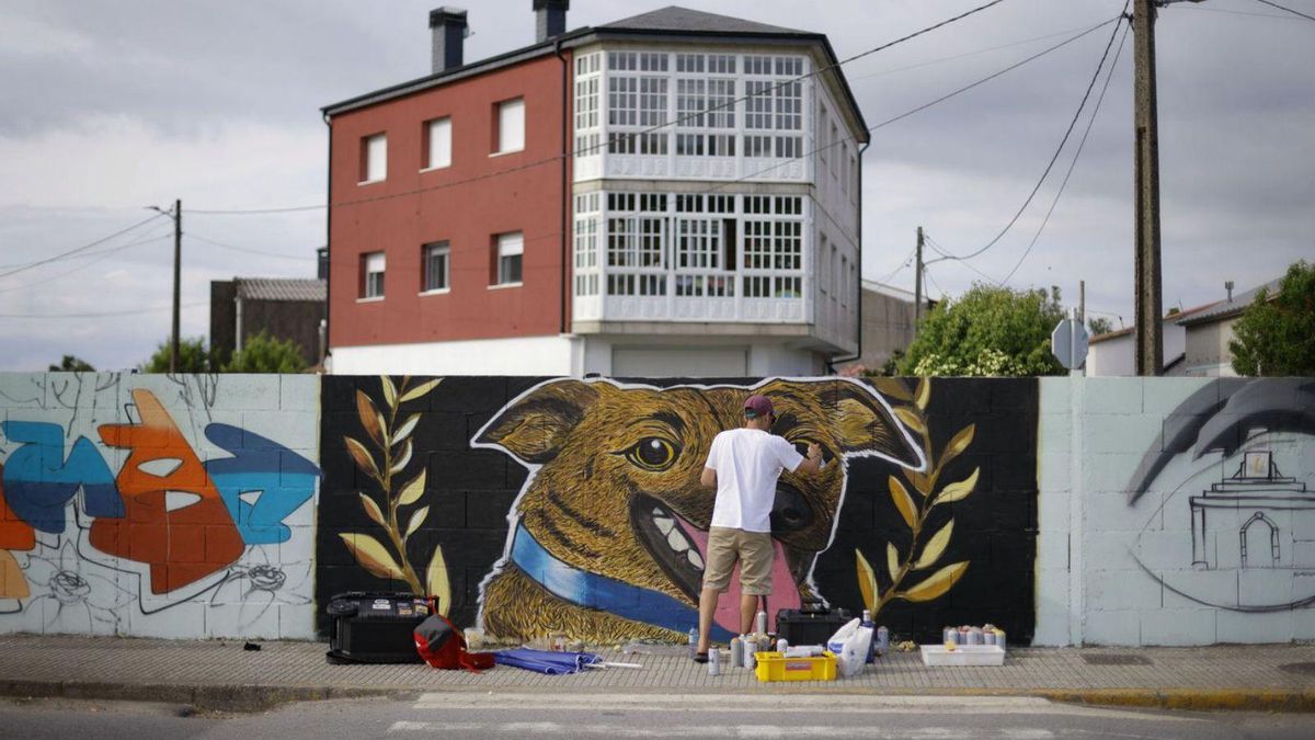 Un artista finaliza su pieza en el mural de la 25 de Xullo en A Estrada.