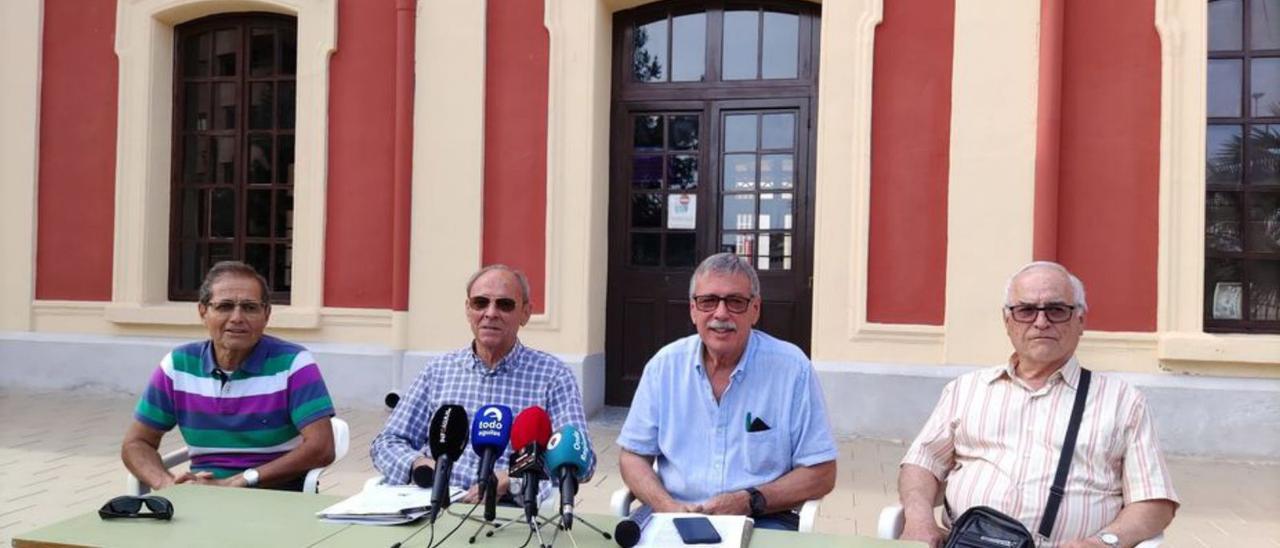 Los integrantes de El Labradorcico, en la estación, ayer.  | JAIME ZARAGOZA