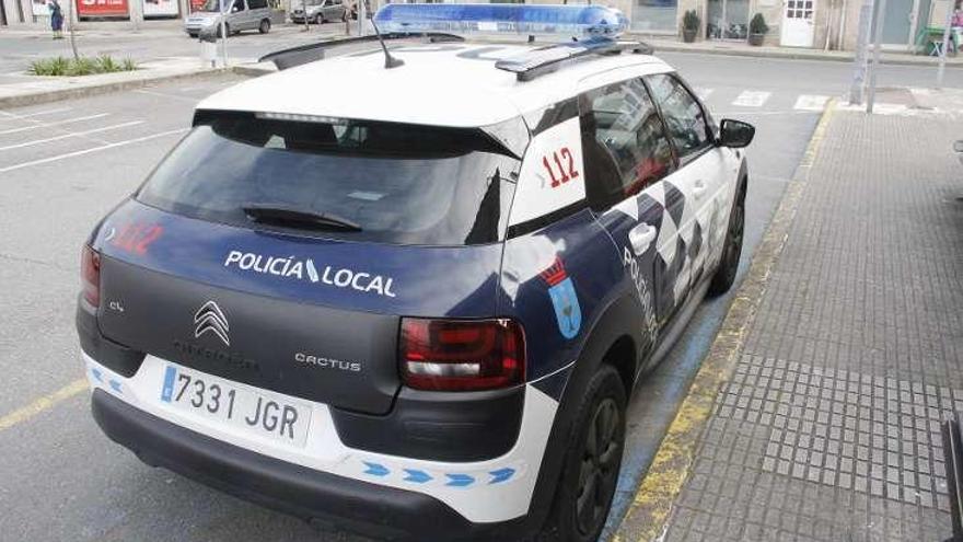 Un vehículo de la Policía Local de Bueu. // Santos Álvarez