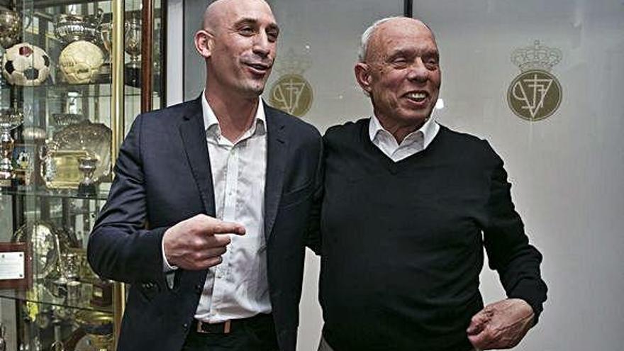 Luis Rubiales -izquierda- y Antonio Suárez, durante la visita del primero a la Federación de Fútbol de Las Palmas como candidato a presidente de la Española.