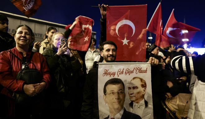 Unos 61 millones de personas votaron en las elecciones locales turcas en las 81 provincias del pa�s. EFE.jpg