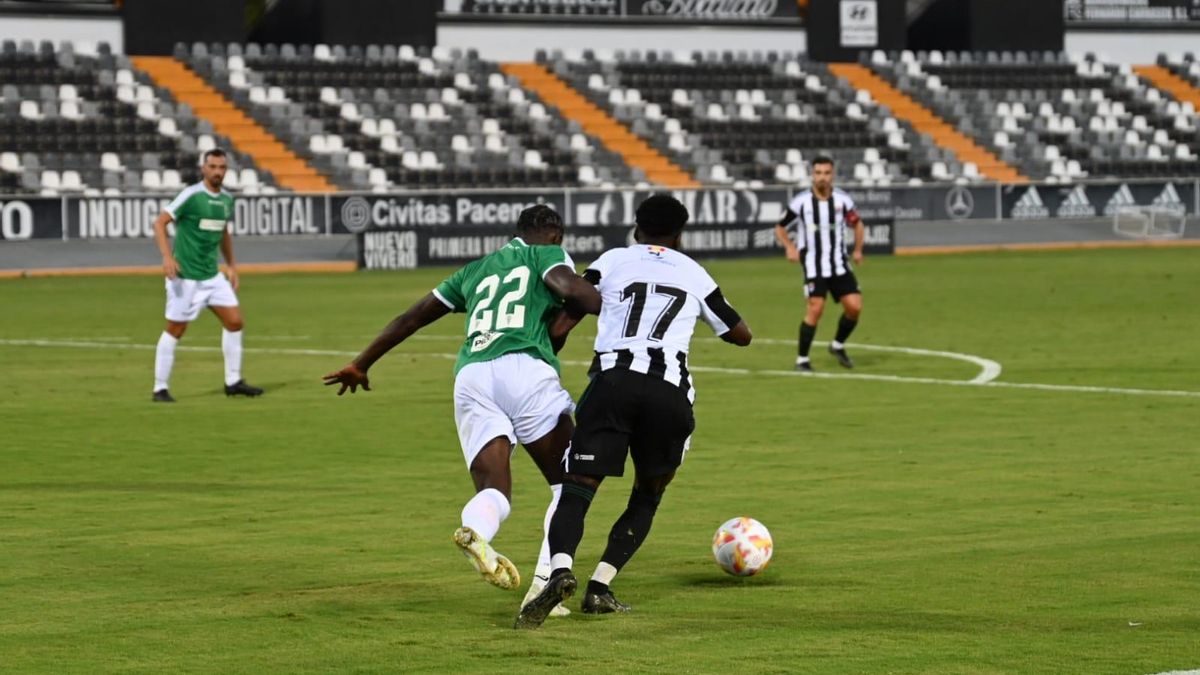 Adilson, durante un encuentro con el Badajoz. El portugués, ya recuperado, estará disponible este domingo