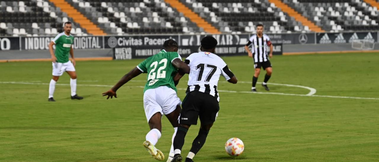 Adilson, durante un encuentro con el Badajoz. El portugués, ya recuperado, estará disponible este domingo