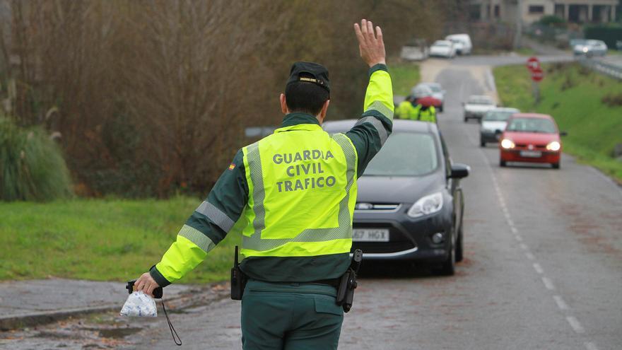 Un guardia civil dirige el tráfico.