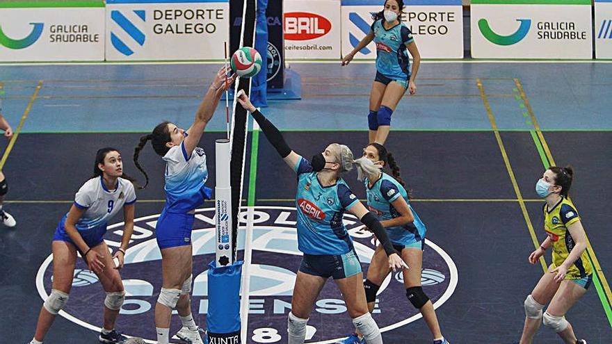 Las jugadoras durante el encuentro de la mañana de ayer. |  // IÑAKI OSORIO