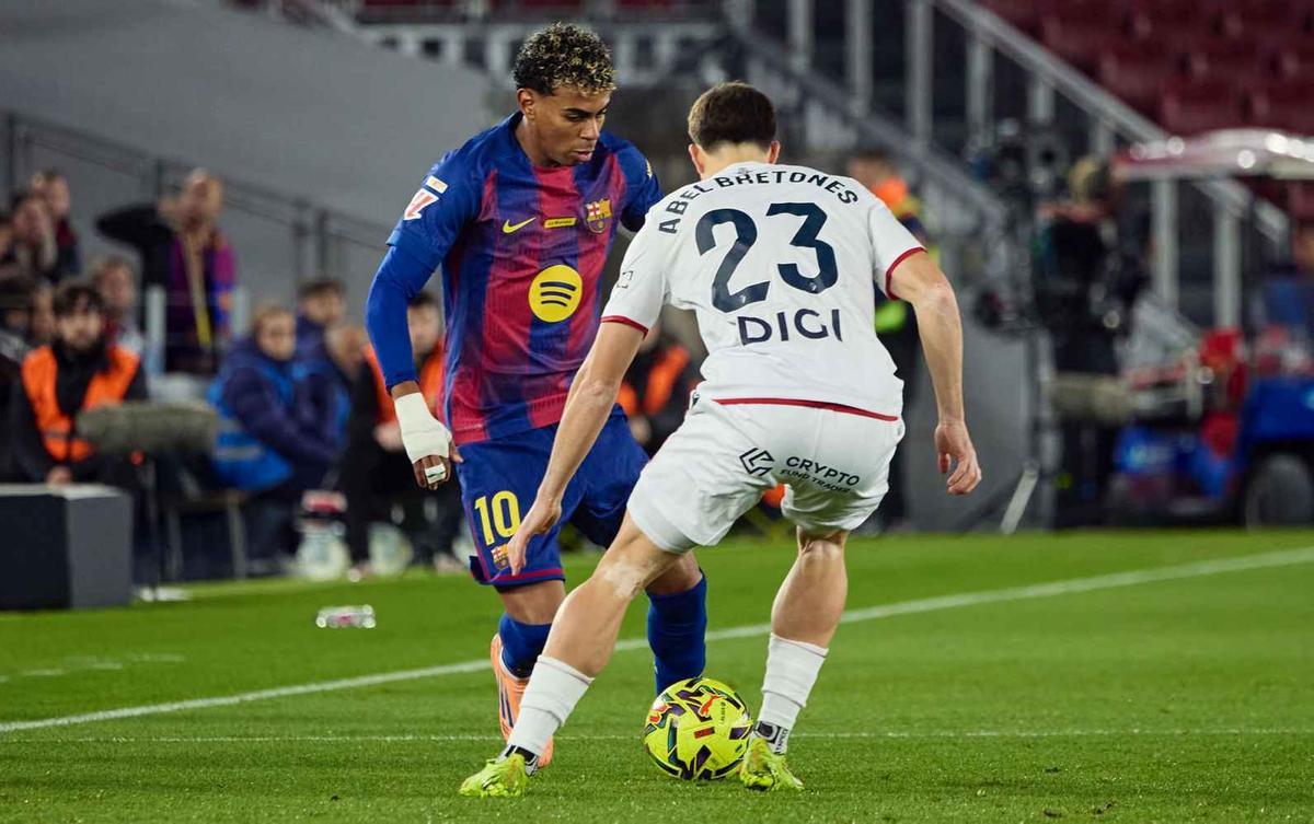 Lamine, en una jugada durante el Barça - Osasuna