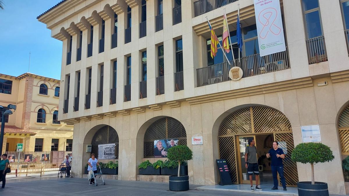 Fachada del Ayuntamiento de Sant Joan d'Alacant.