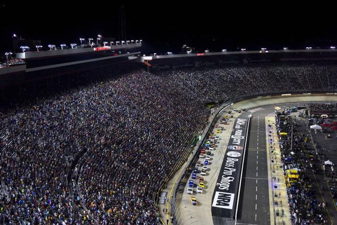 Vista aérea de la primera vuelta del Monster Energy NASCAR Cup Series Bass Pro Shops NRA Night Race en el Bristol Motor Speedway en Bristol, Tennessee.