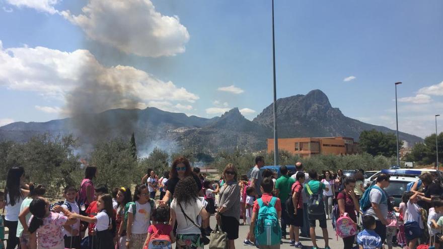 Evacuan un colegio en Cieza por un incendio en una zona de matorral muy próxima