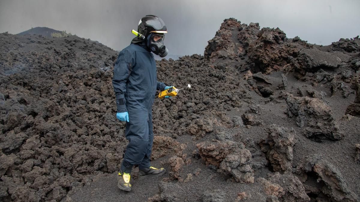 La UME mide la calidad del aire tras la erupción del volcán de La Palma