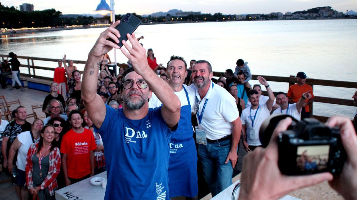 Quique Dacosta es fa una ‘selfie’ amb els seus companys en l’última presentació del DNA