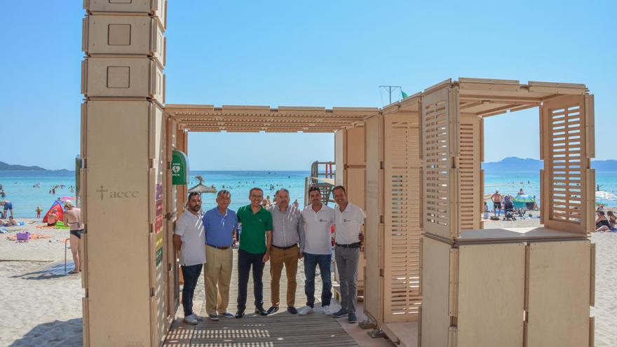 Autoridades y creadores del sistema posan junto al módulo instalado en la playa de Muro.