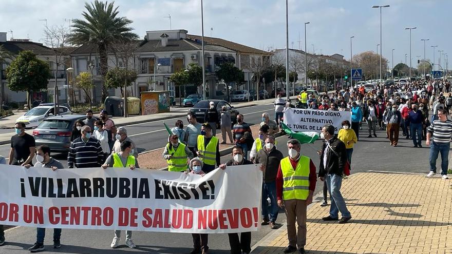 Participantes en la manifestación realizada este lunes por vecinos de Villarrubia.