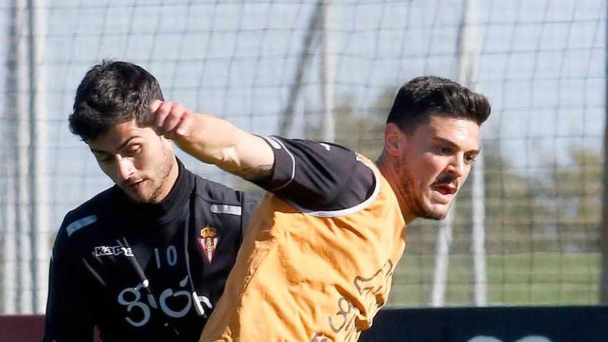 Sergio, disputando un balón con Nacho Cases en la sesión de ayer.