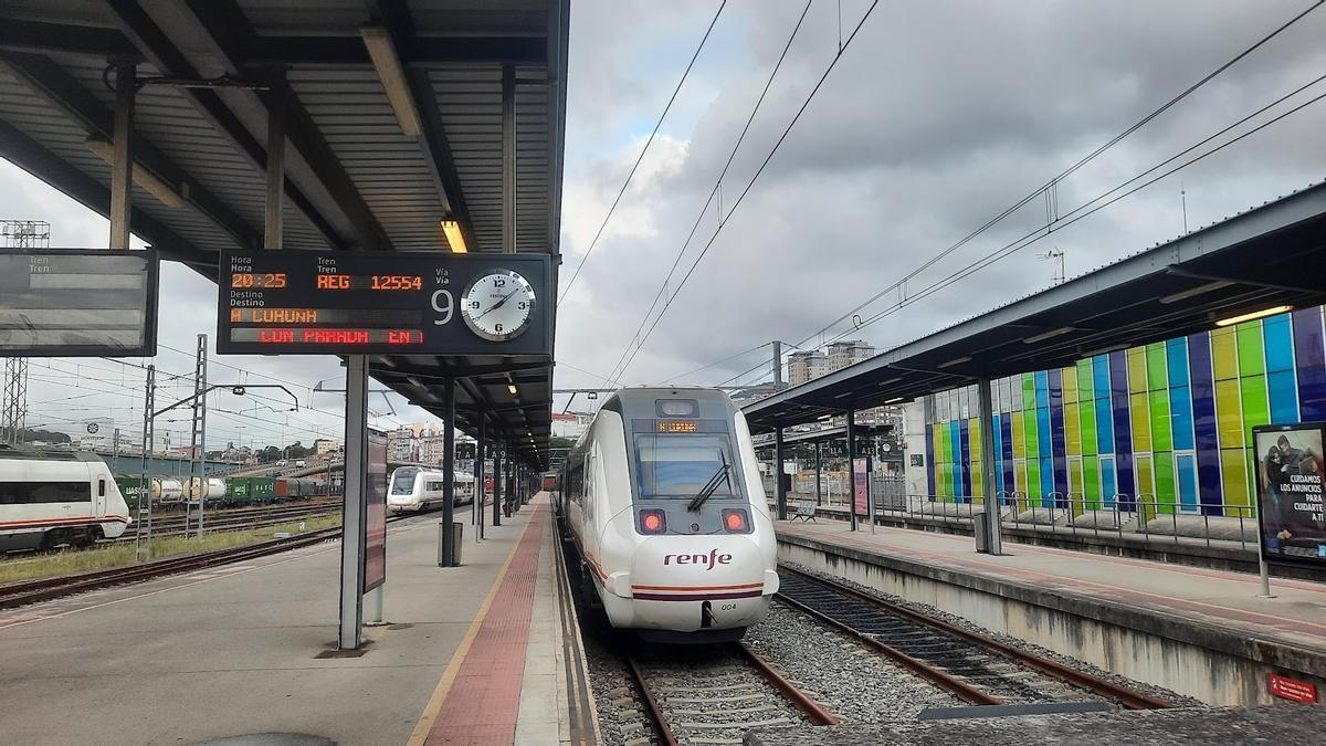 Un tren Regional de la Serie 599 de Renfe en la estación de Vigo-Guixar