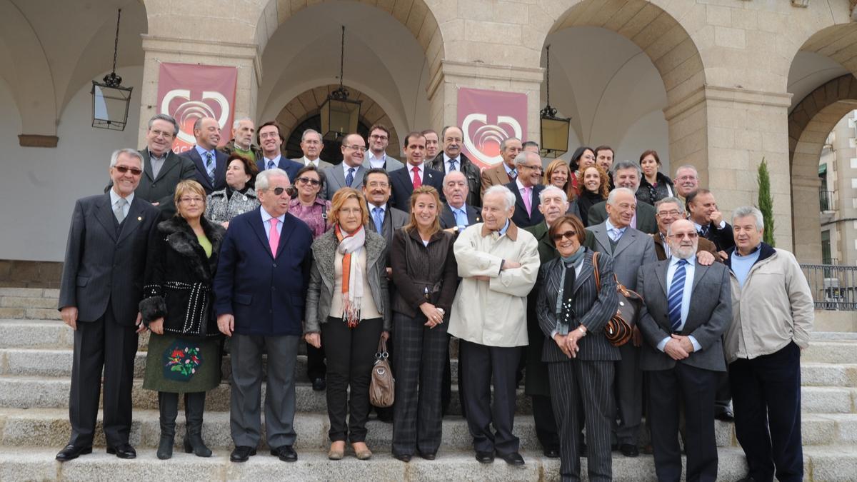 Acto de los 25 años de Cáceres como Patrimonio de la Humanidad presidido por Juan Iglesias Marcelo con representantes de todas las corporaciones sucesivas.