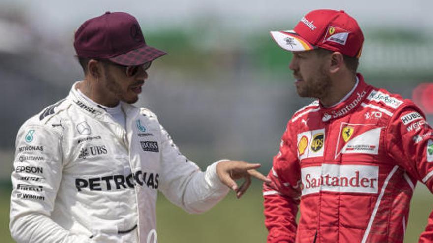 Hamilton conversa con Vettel en el paddock