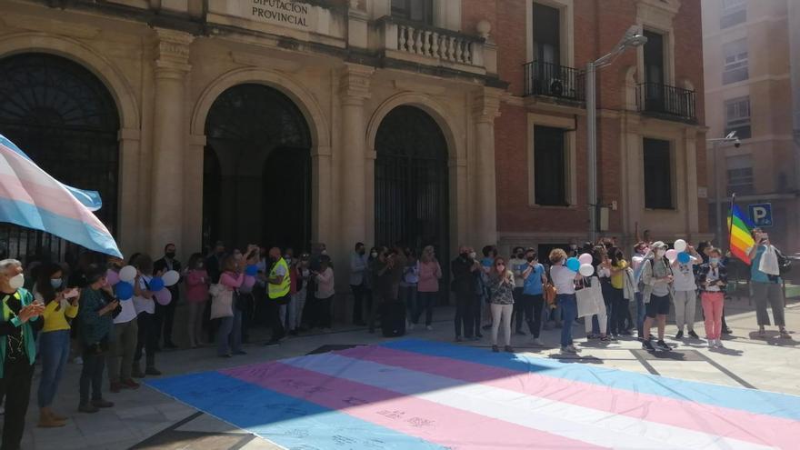 Concentración a favor de la igualdad de las personas trans en Castelló