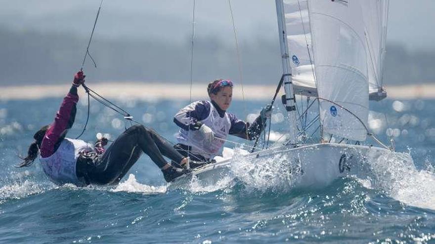 Sofía Toro, a la derecha, y Ángela Pumariega, durante la regata.