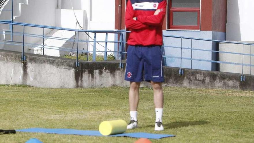Toni Álvarez, el preparador físico de la Unión Deportiva Ourense, en el estadio de O Couto. // Jesús Regal
