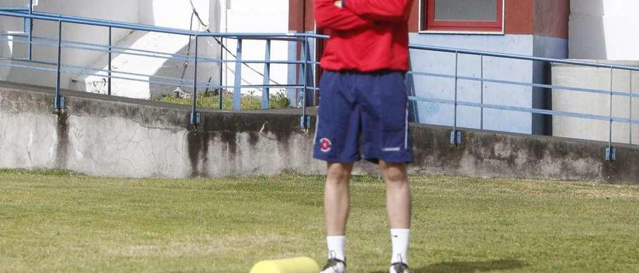 Toni Álvarez, el preparador físico de la Unión Deportiva Ourense, en el estadio de O Couto. // Jesús Regal