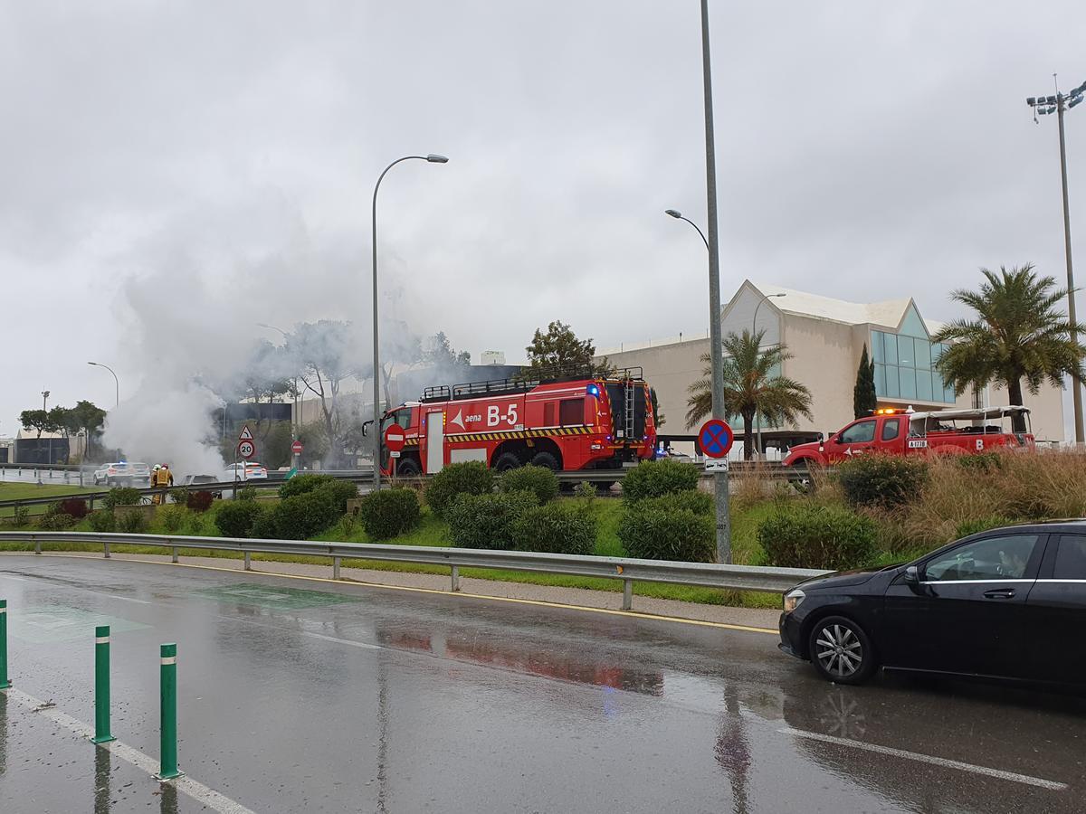 Die Flughafenfeuerwehr war schnell zur Stelle.