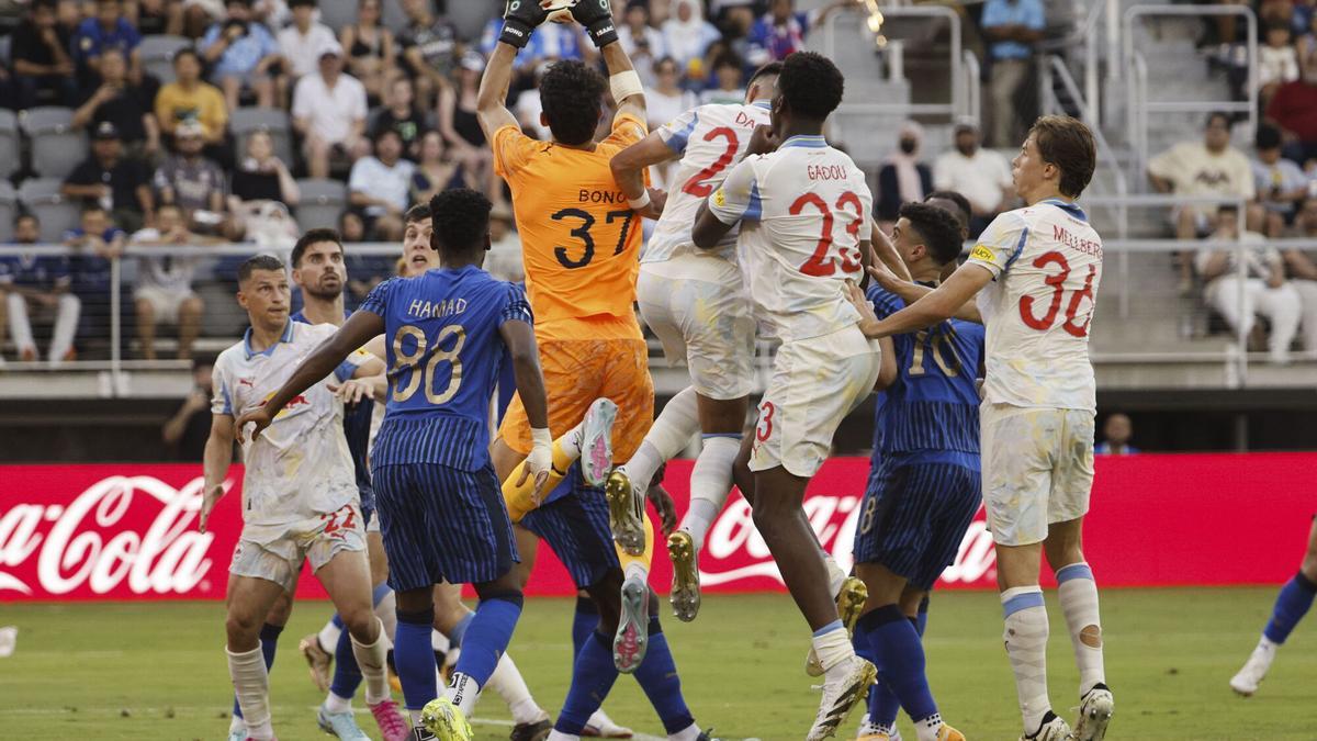 Bono, portero del Al Hilal, en una de las múltiples intervenciones que hizo durante el partido contra el City.