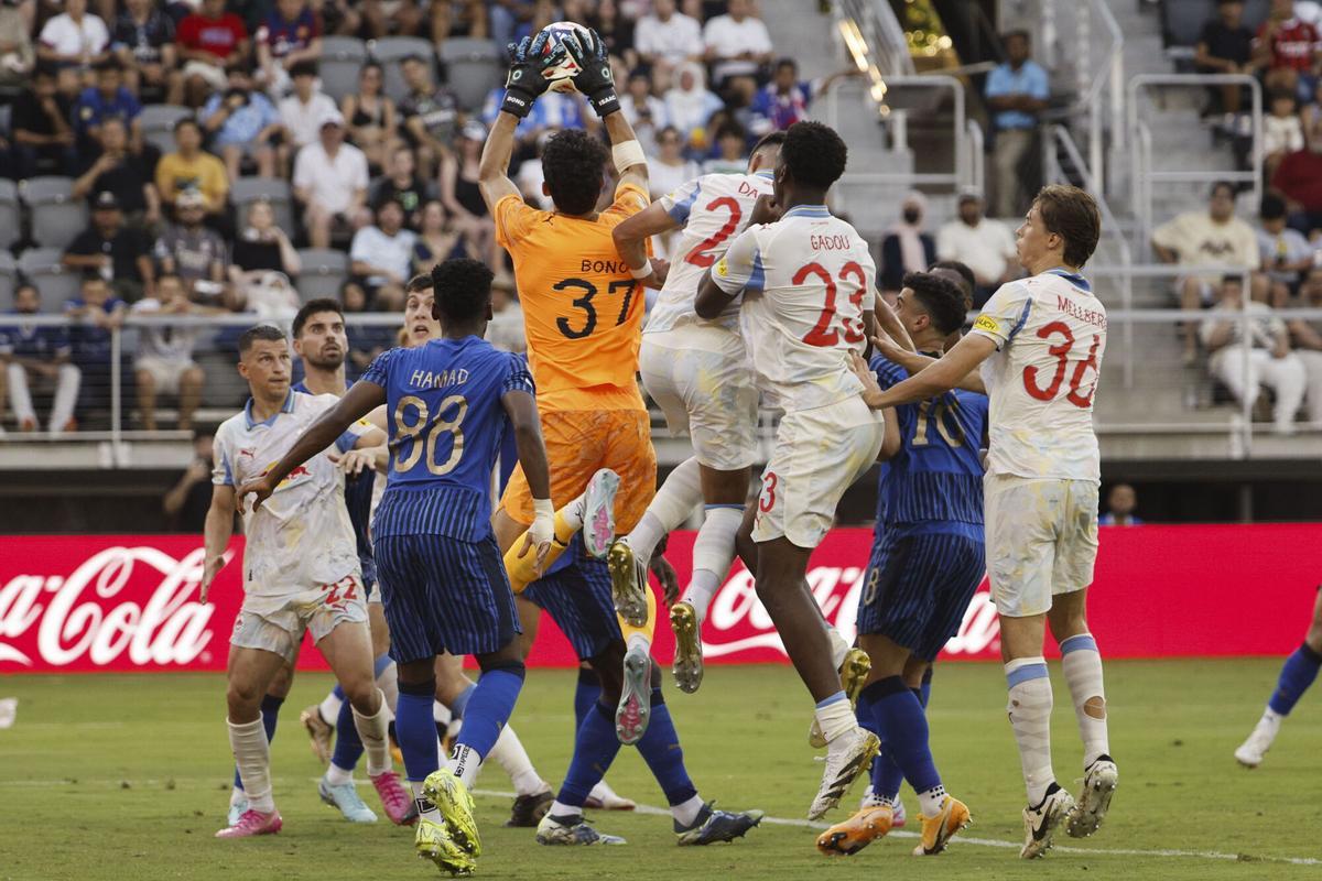 Bono, portero del Al Hilal, en una de las múltiples intervenciones que hizo durante el partido contra el City.