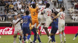 Bono, portero del Al Hilal, en una de las múltiples intervenciones que hizo durante el partido contra el City.