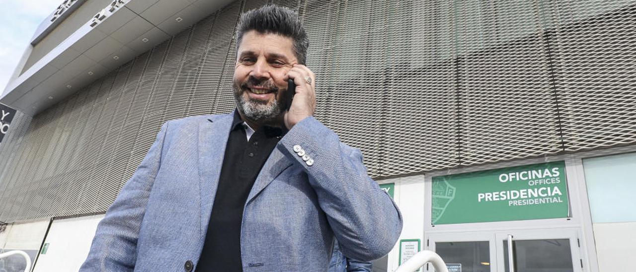 El nuevo propietario del Elche CF, Christian Bragarnik, ayer a la salida de las oficinas del estadio Martínez Valero.