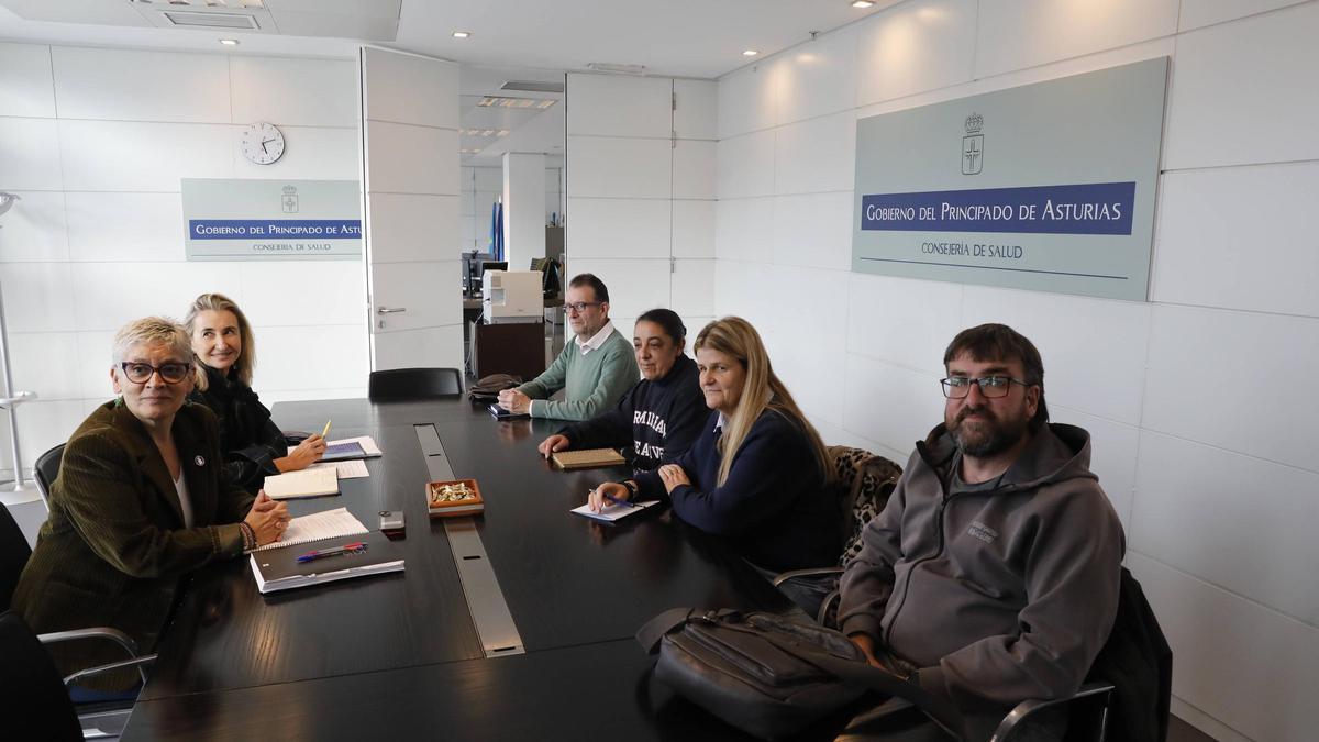 Concepción Saavedra y Beatriz López, a la izquierda, con los vecinos.