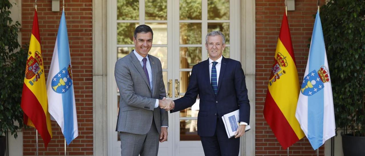 Pedro Sánchez y Alfonso Rueda, antes de su reunión en La Moncloa.