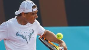 El tenista español Rafael Nadal entrena este martes, en el marco del Mutua Madrid Open de Tenis, en la capital española