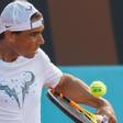 El tenista español Rafael Nadal entrena este martes, en el marco del Mutua Madrid Open de Tenis, en la capital española