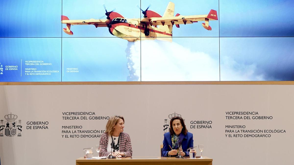 Teresa Ribea y Margarita Robles durante la firma de un acuerdo interdepartamental para la adquisición de siete aviones anfibios de lucha contra incendios forestales